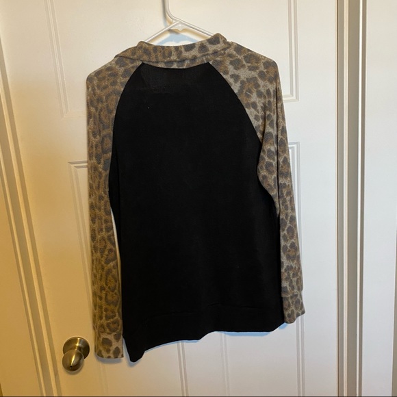 Cheetah print and black zip sweater size M - Picture 5 of 5